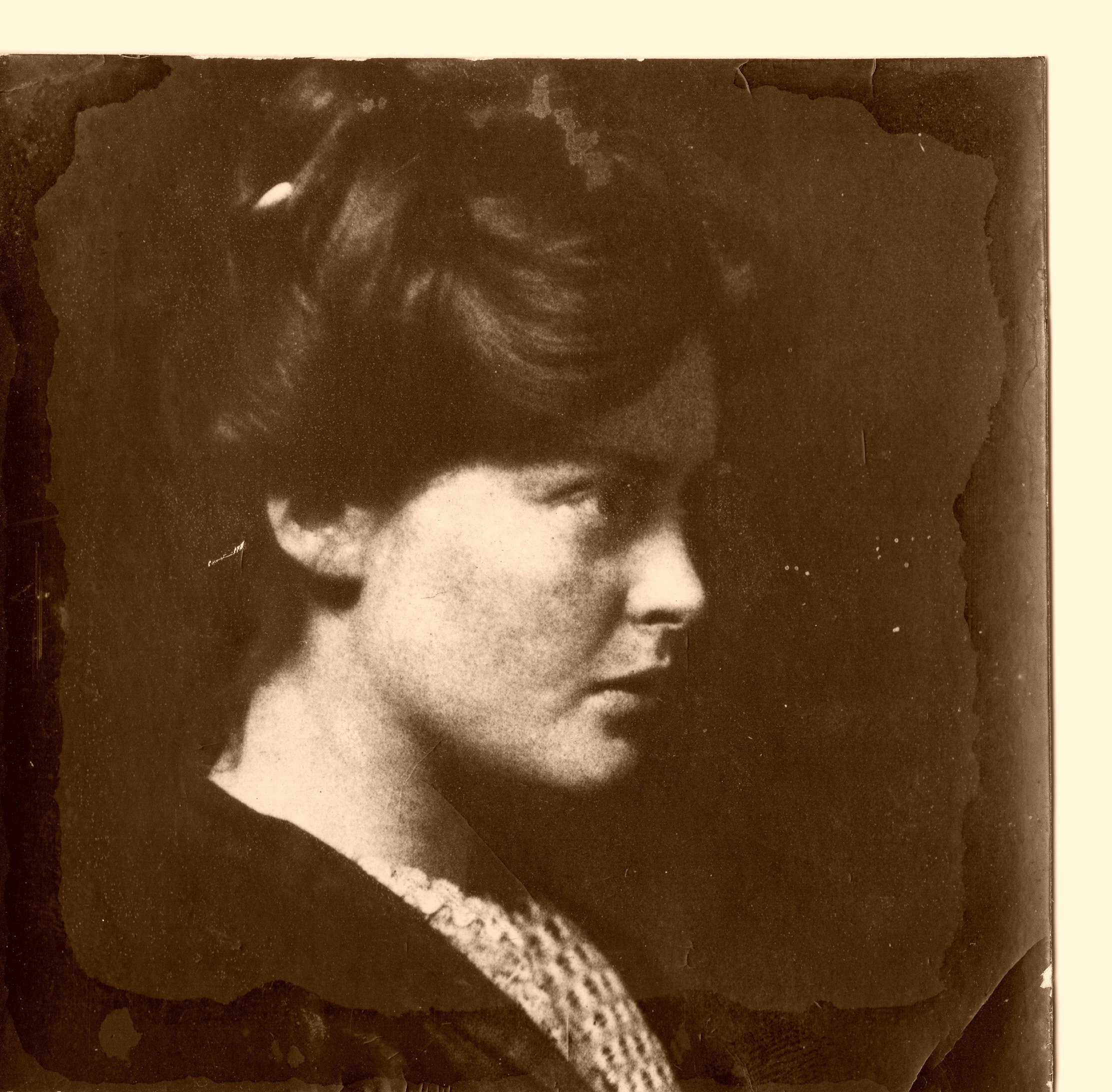 A picture of the artist , Edna Mae Stevenson, as she appeared while attending School of the Art Institute Chicago (SAIC) from 1902 to 1906.